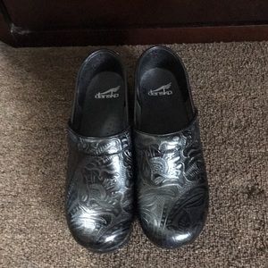 1 pair of Dansko size 39 never been worn.